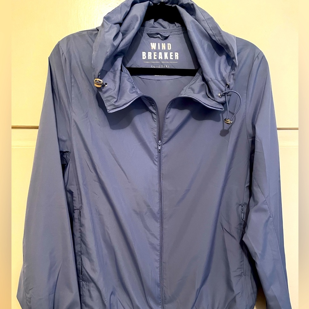NWOT never worn Windbreaker size is 1X but more like sz 12
~ 22” pit to pit
